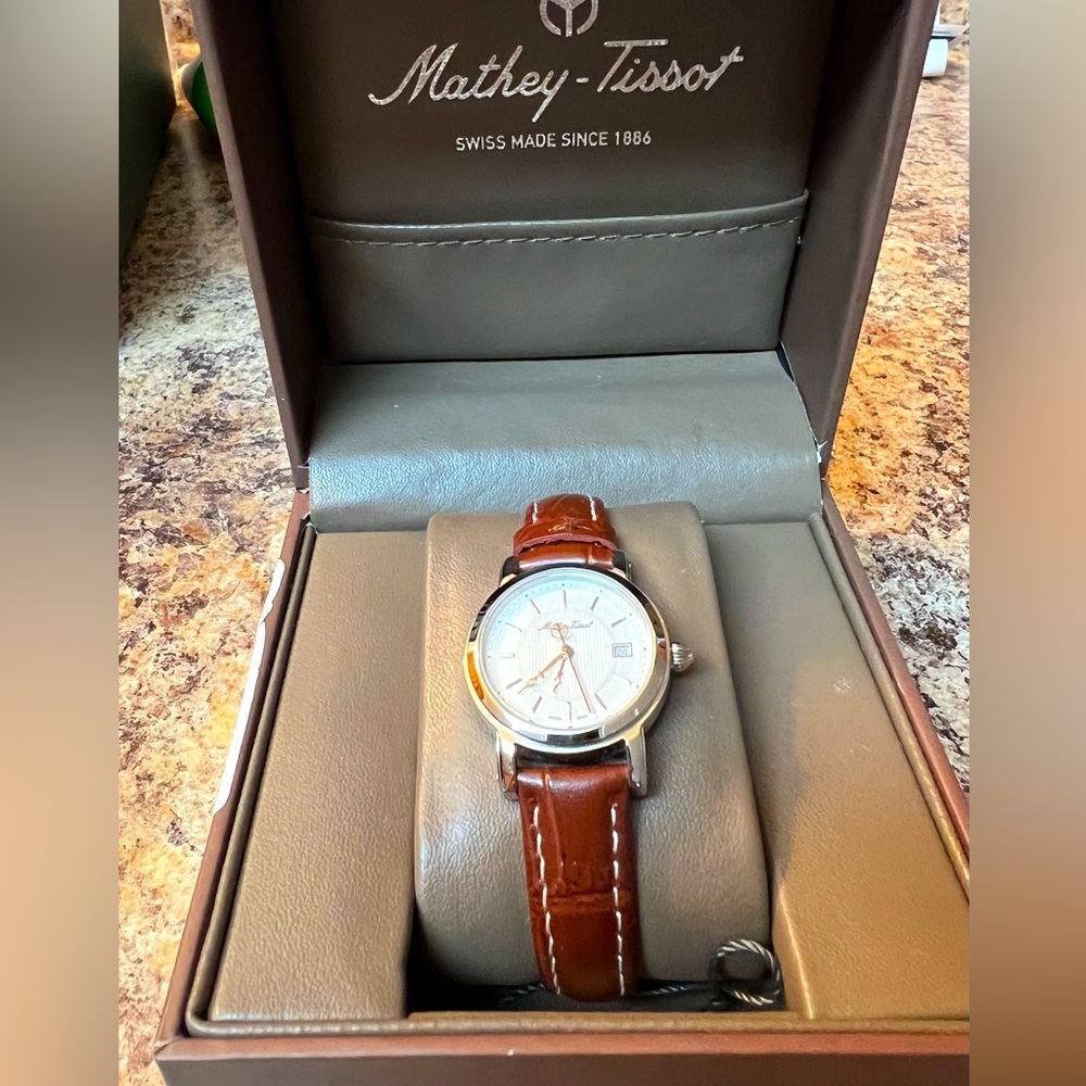 Tissot Ladies watch NWT never worn leather band has date beautiful watches